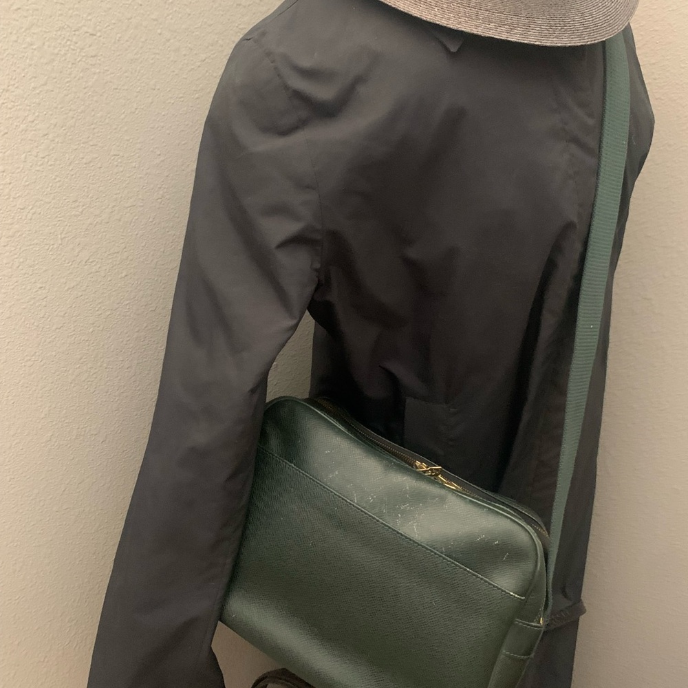 Louis Vuitton Taiga Reporter, messenger-bag, in the color green - Picture 2 of 16